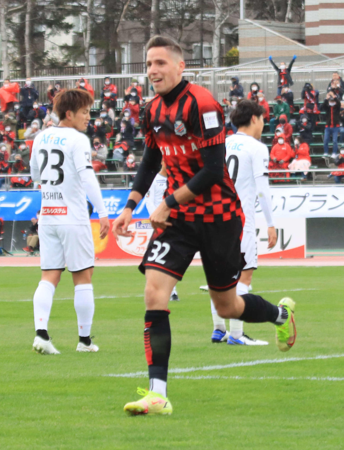 前半14分、先制ゴールを決めて駆けだす札幌トゥチッチ（撮影・保坂果那）