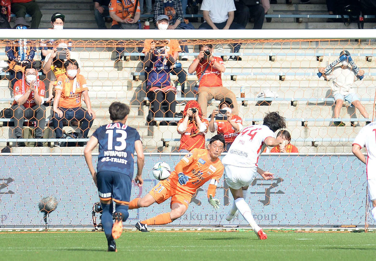後半、名古屋金崎（右）に決められたPKが決勝点となる。中央は清水権田