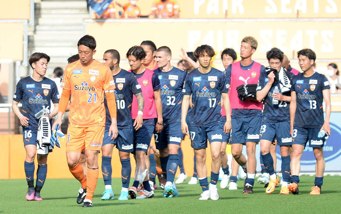 試合後、うなだれる清水の選手たち
