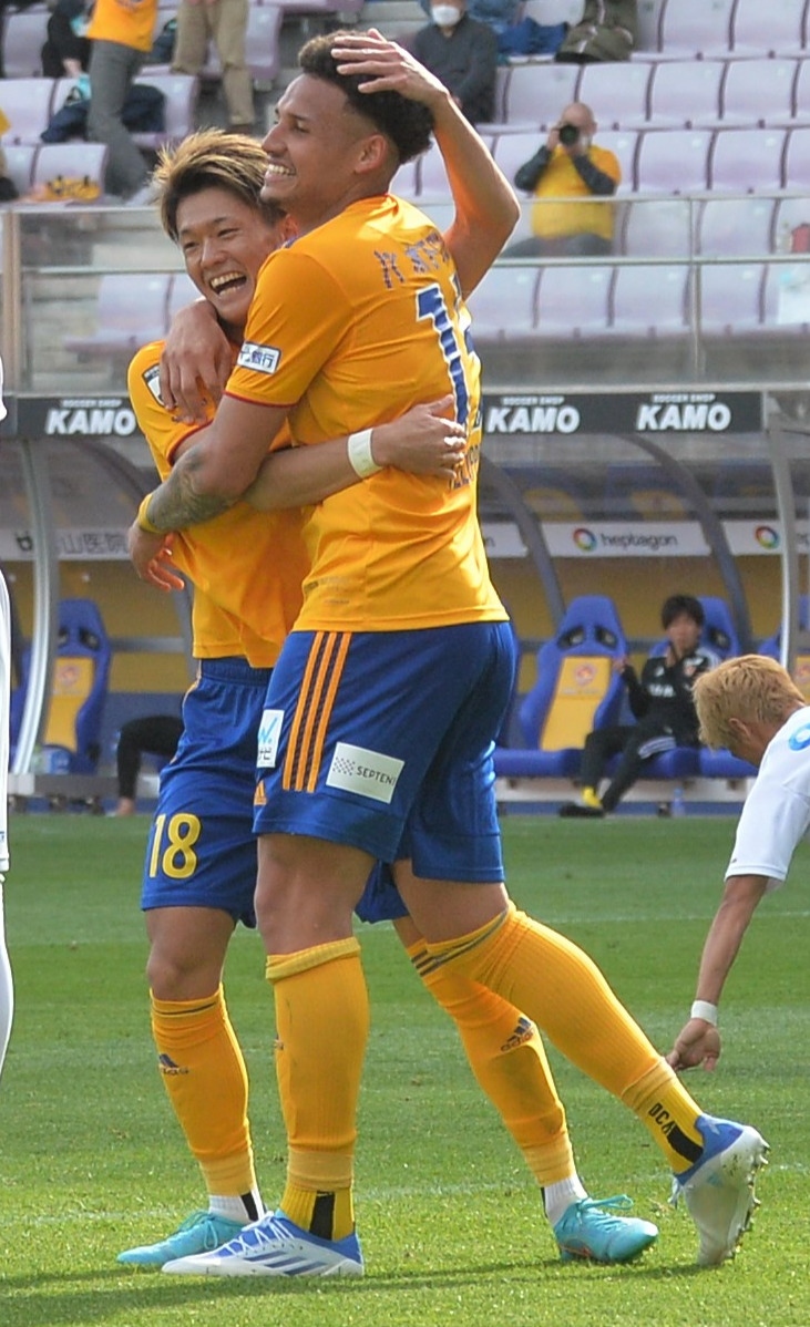 後半35分、2点目のゴールを挙げた気田（奥）は、アシストのカルドーゾと抱き合って喜ぶ（撮影・佐藤究）