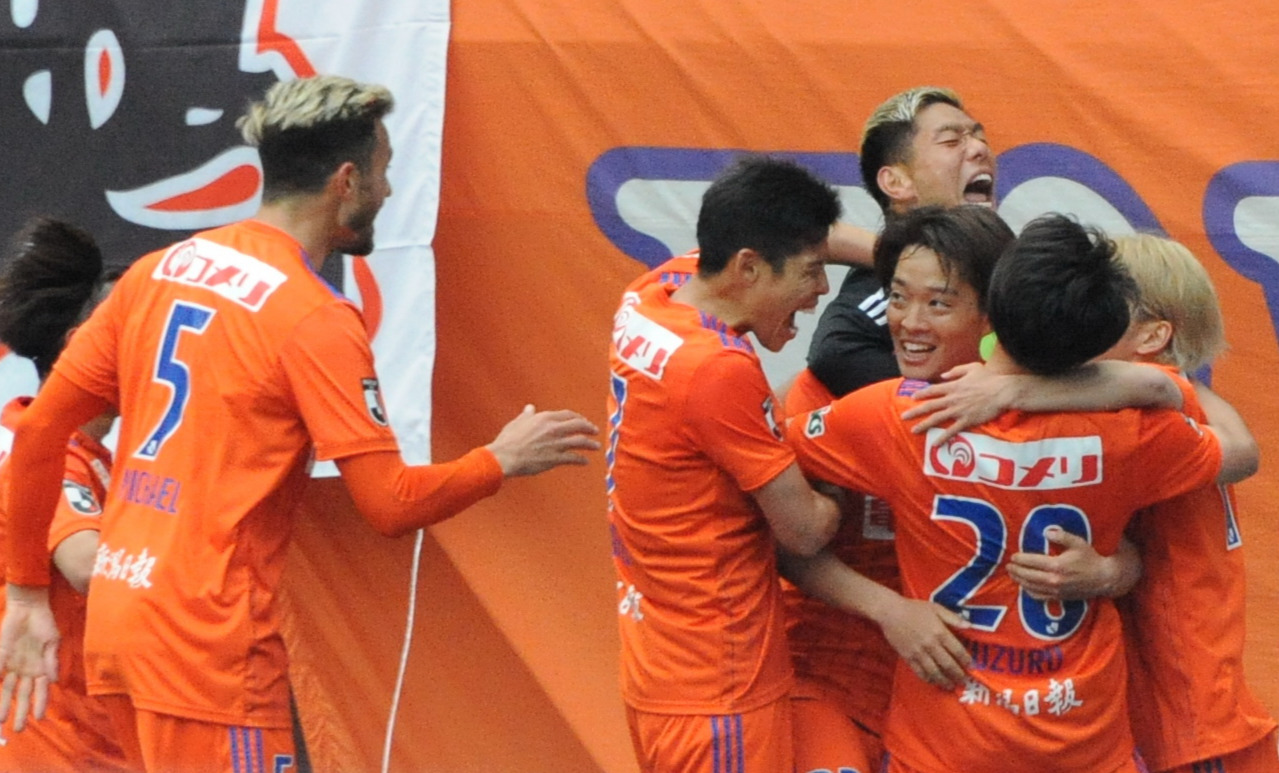 後半31分に勝ち越しゴールを決め、チームメートから祝福される高木（右から3人目）