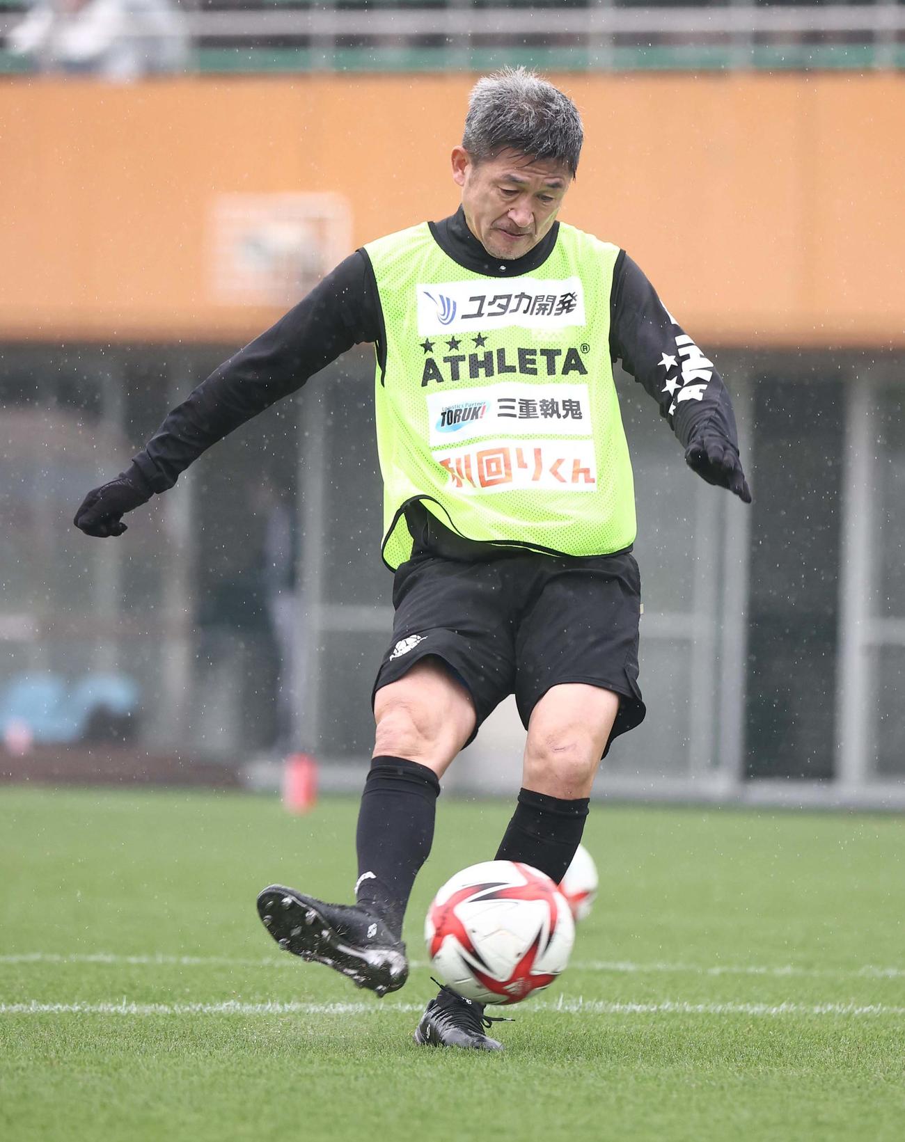 鈴鹿対四日市大　ハーフタイムの時間にウオーミングアップする鈴鹿カズ（撮影・上田博志）