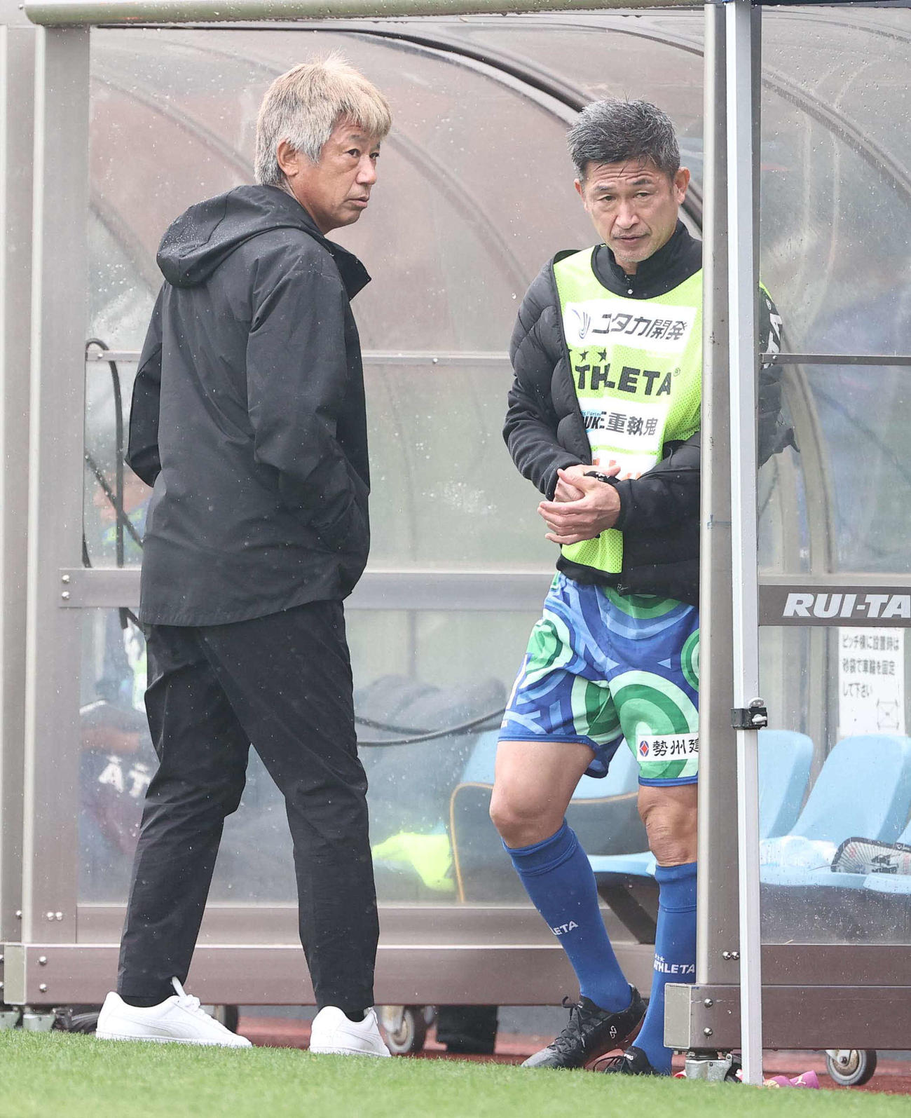 鈴鹿対四日市大　三浦監督（左）は鈴鹿カズに試合出場を告げる（撮影・上田博志）