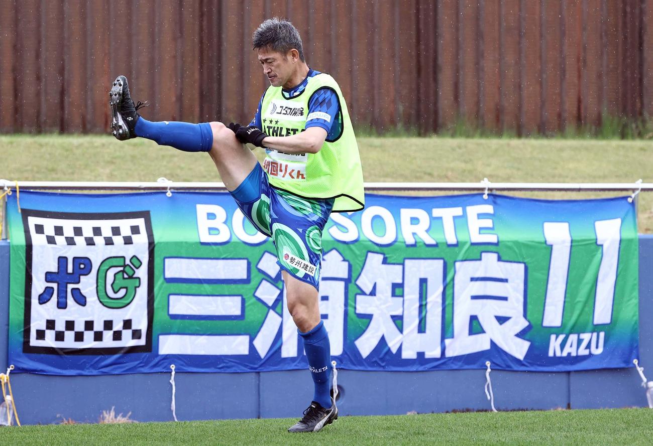 鈴鹿対四日市大　ゴール裏でウオーミングアップする鈴鹿カズ（撮影・上田博志）