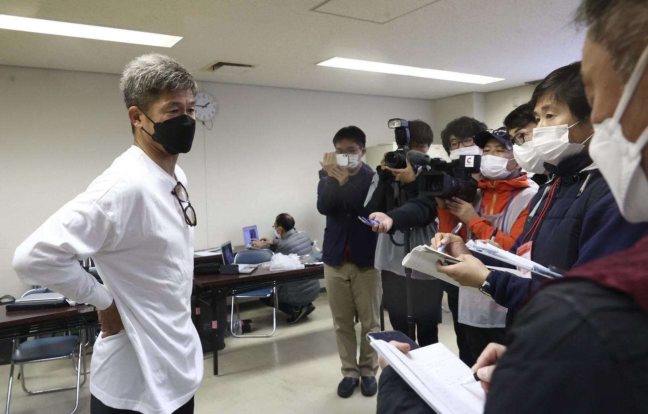 鈴鹿対四日市大　試合後、取材に応じる鈴鹿カズ（撮影・上田博志）