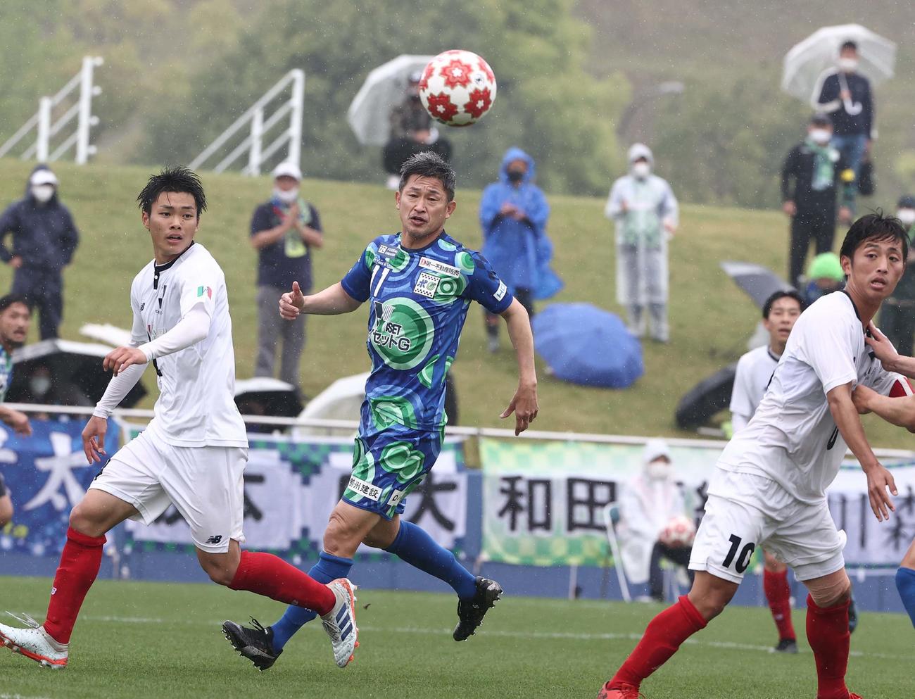 鈴鹿対四日市大　後半、途中出場でプレーする鈴鹿カズ（撮影・上田博志）