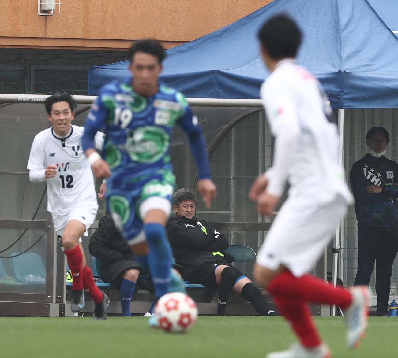 鈴鹿対四日市大　前半、ベンチから戦況を見守る鈴鹿カズ（撮影・上田博志）