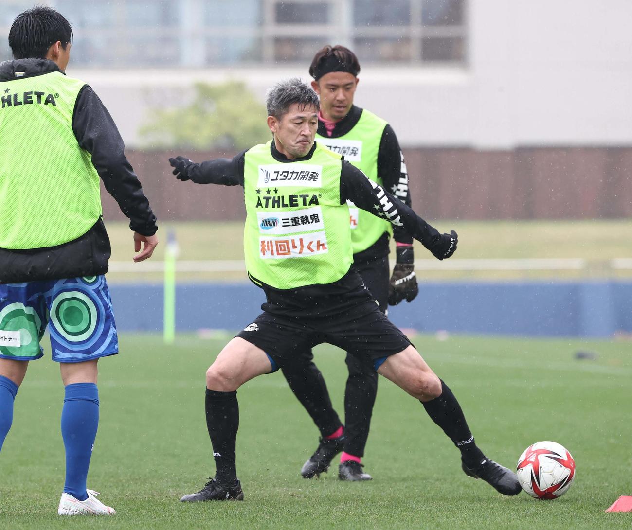 鈴鹿対四日市大　ハーフタイムの時間にウオーミングアップする鈴鹿カズ（撮影・上田博志）