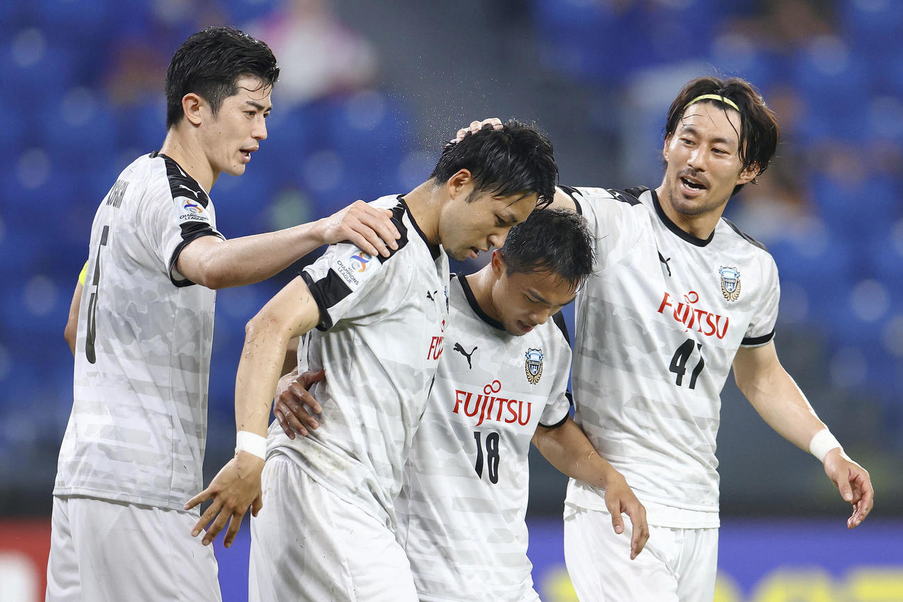 前半、チーム2点目のゴールを決め谷口（左端）、家長（右端）らに祝福される川崎・小林（左から2人目）（ゲッティ＝共同）