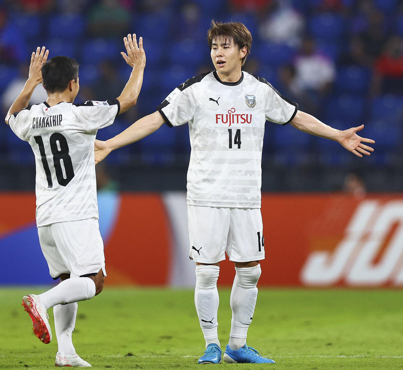 前半、FKを直接決めて先制し喜ぶ川崎・脇坂（右）（ゲッティ＝共同）