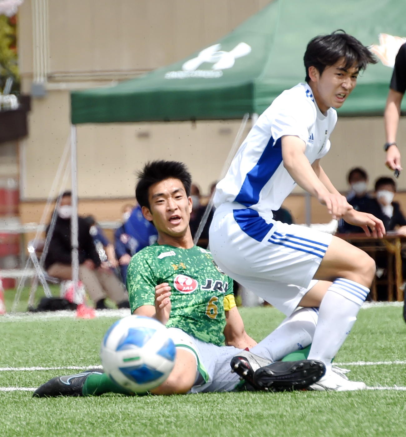 青森山田対JFAアカデミー福島U－18　前半、ゴール前に飛び込む青森山田MF中山（左）（撮影・山田愛斗）