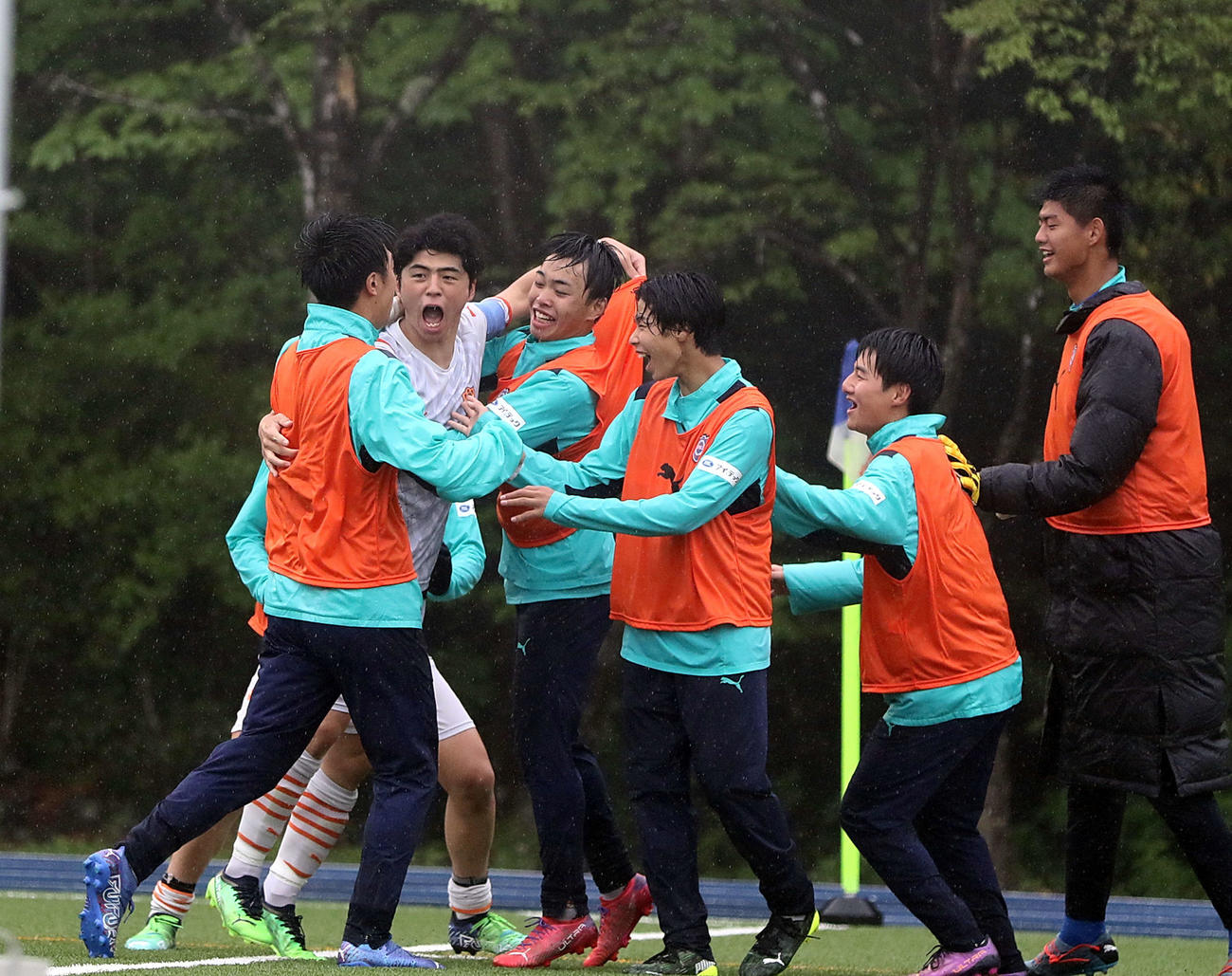 先制点を決め、喜びを爆発させる清水ユース・斉藤（左から2人目）