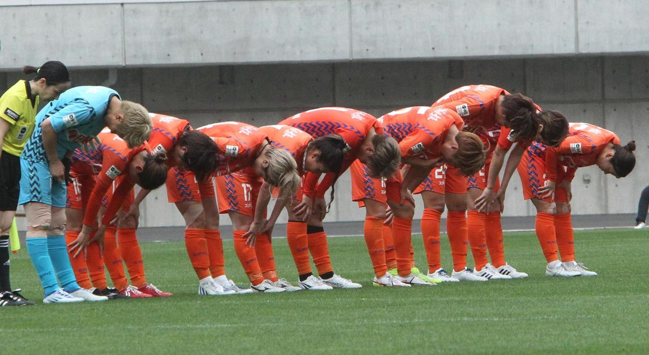 試合終了後、ホームのサポーターに一礼する新潟のメンバー