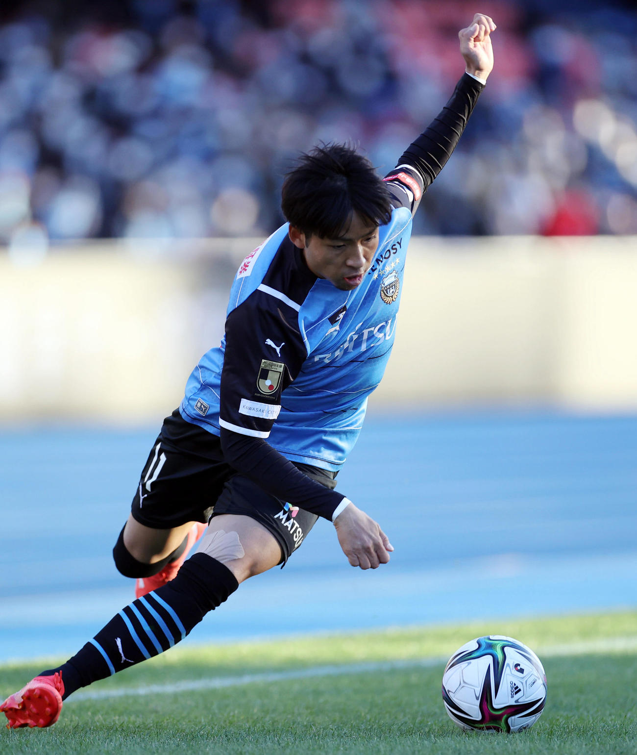 ドリブルで切り込む川崎F小林（2021年11月27日撮影）