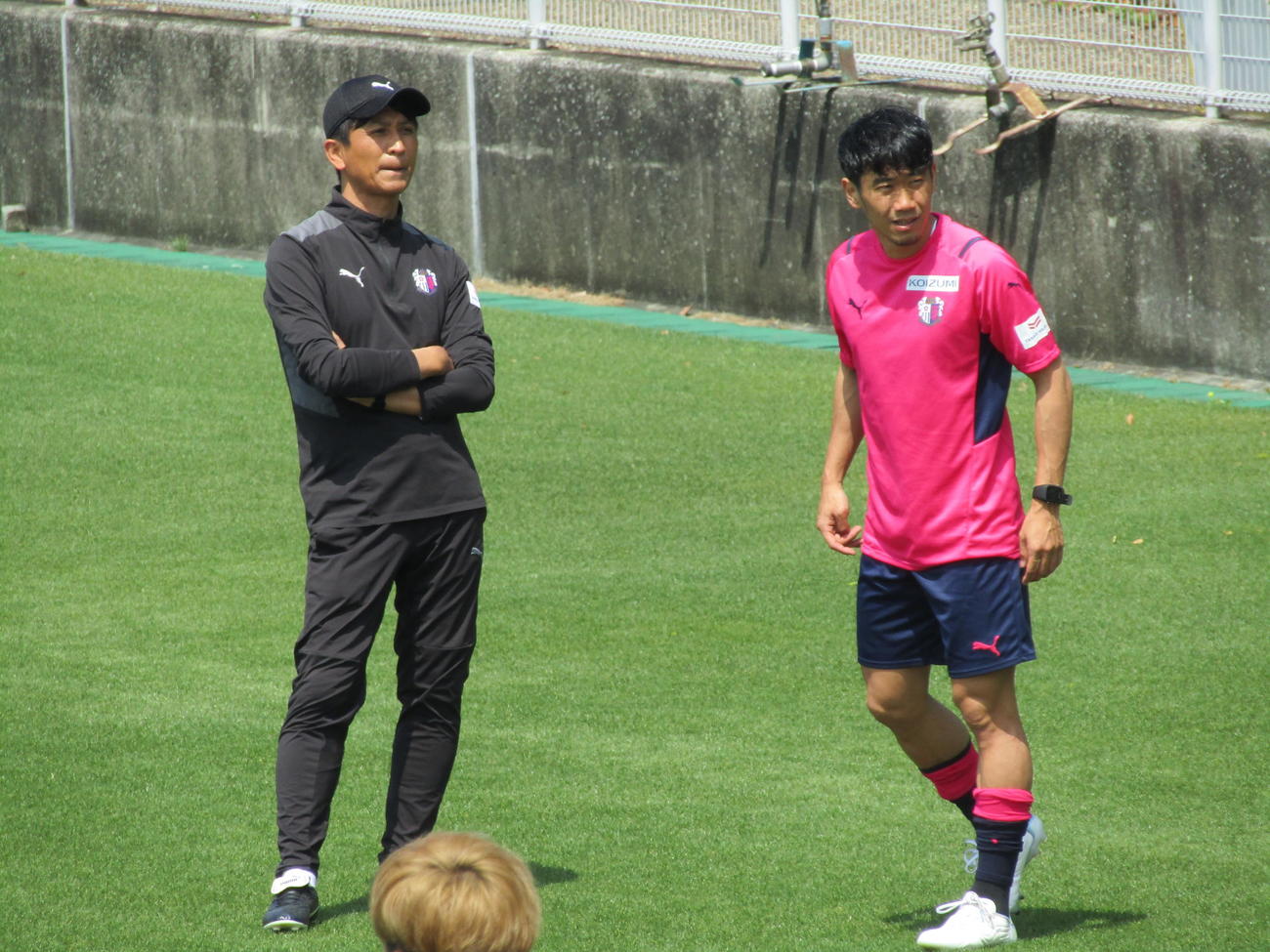 2週連続で古巣C大阪の練習に参加した香川真司（右）は恩師の小菊監督と談笑する
