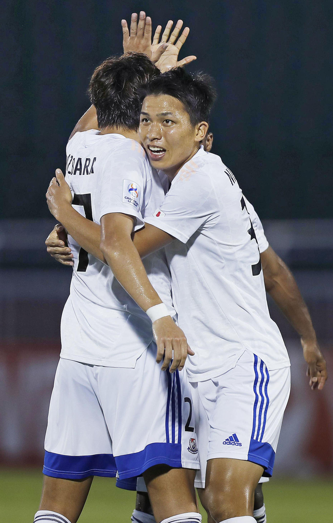 シドニーFC戦の前半、チーム2点目のゴールを決め喜ぶ横浜M・西村（右）（ゲッティ＝共同）