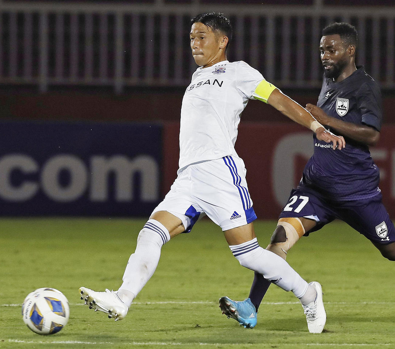 シドニーFC戦で、ボールをコントロールする横浜M・喜田（左）（ゲッティ＝共同）