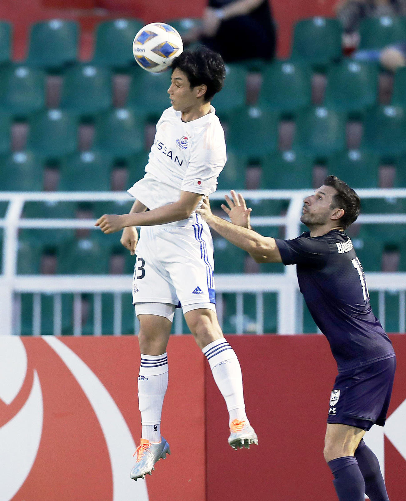 シドニーFC戦で、競り合う横浜M・角田（左）（ゲッティ＝共同）