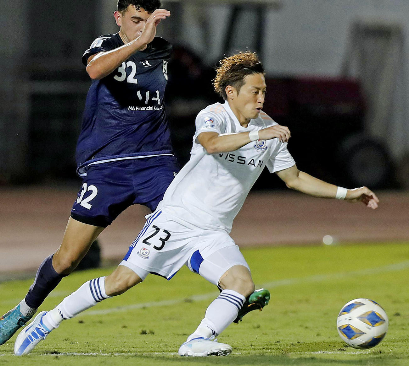 シドニーFC戦で、ボールをコントロールする横浜M・仲川（右）（ゲッティ＝共同）