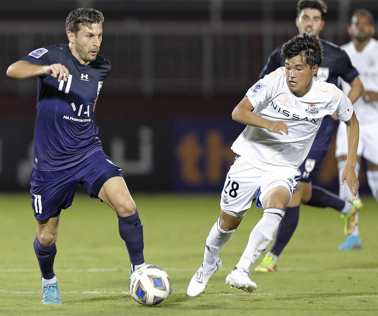 シドニーFC戦で、競り合う横浜M・山根（右）（共同）