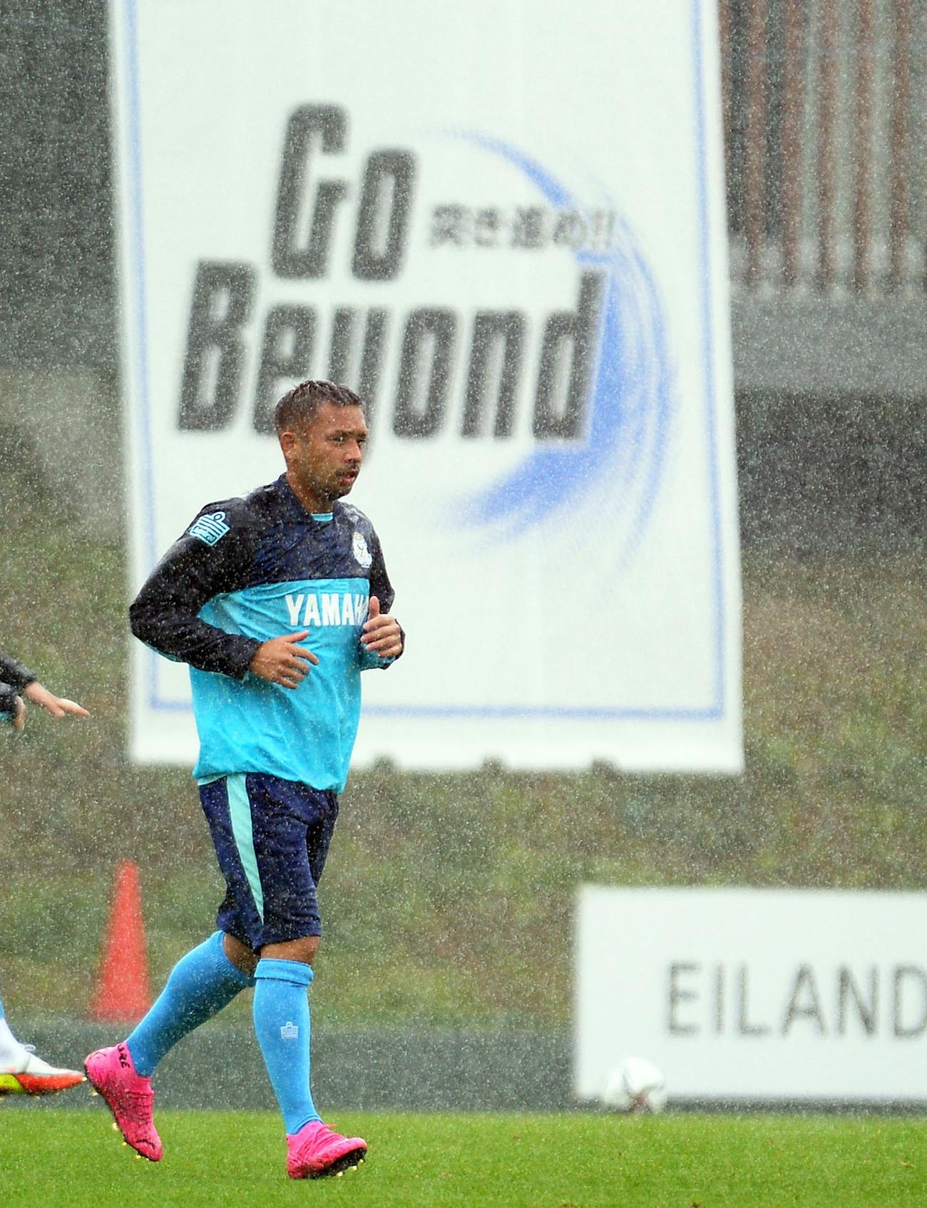 強雨の中で調整に励む磐田大森