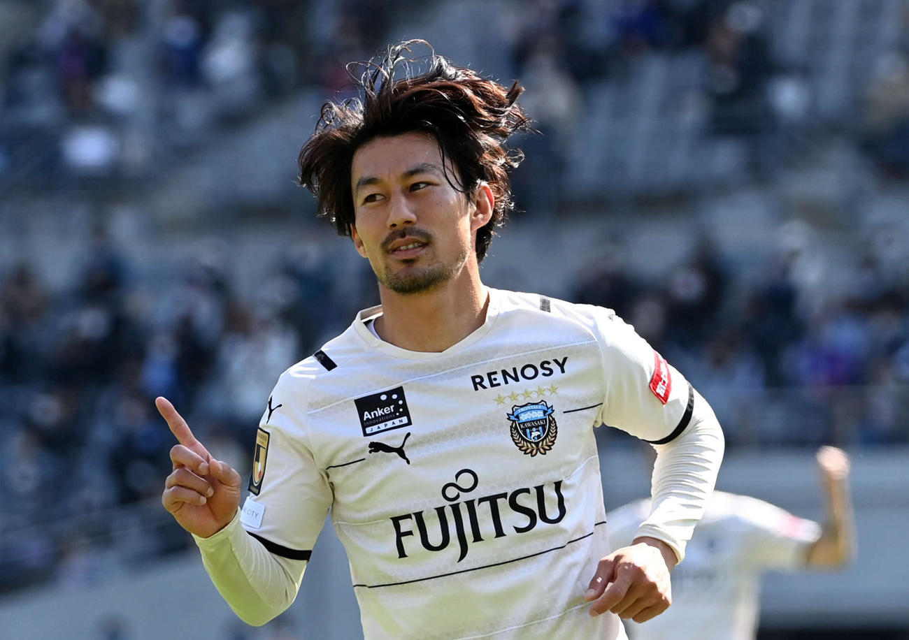 ゴールを決め笑顔を見せる川崎F家長（2021年4月11日撮影・たえ見朱実）