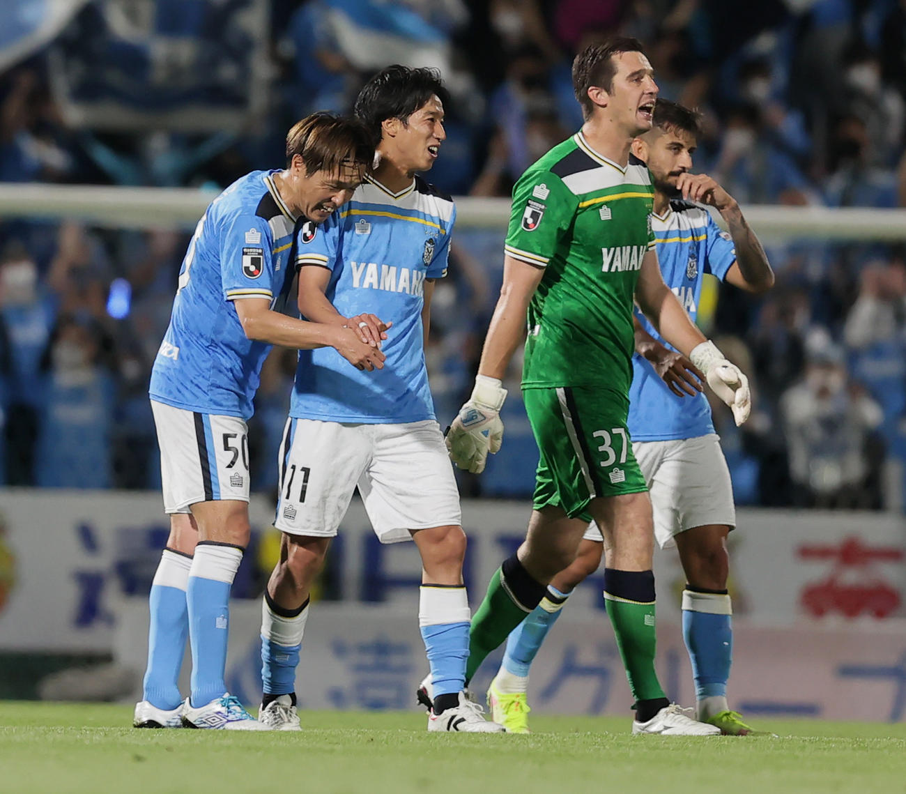 磐田対名古屋　逆転勝利を喜び合う左から磐田遠藤、大津ら（撮影・野上伸悟）