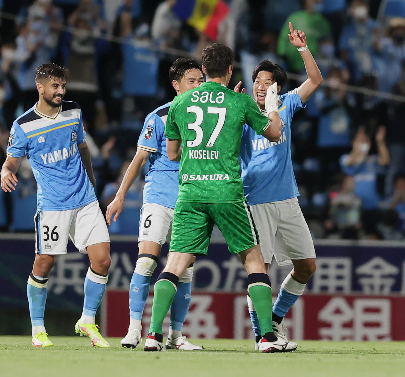 磐田対名古屋　逆転勝利を喜び合う大津（右端）ら磐田の選手たち（撮影・野上伸悟）