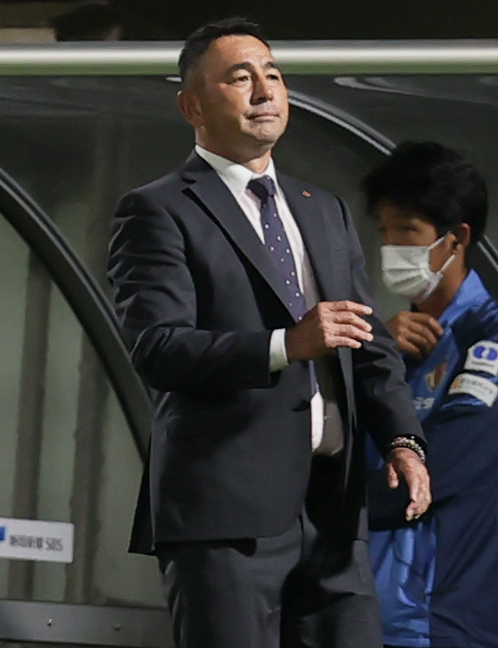 磐田対名古屋　試合を見つめる名古屋長谷川監督（撮影・野上伸悟）