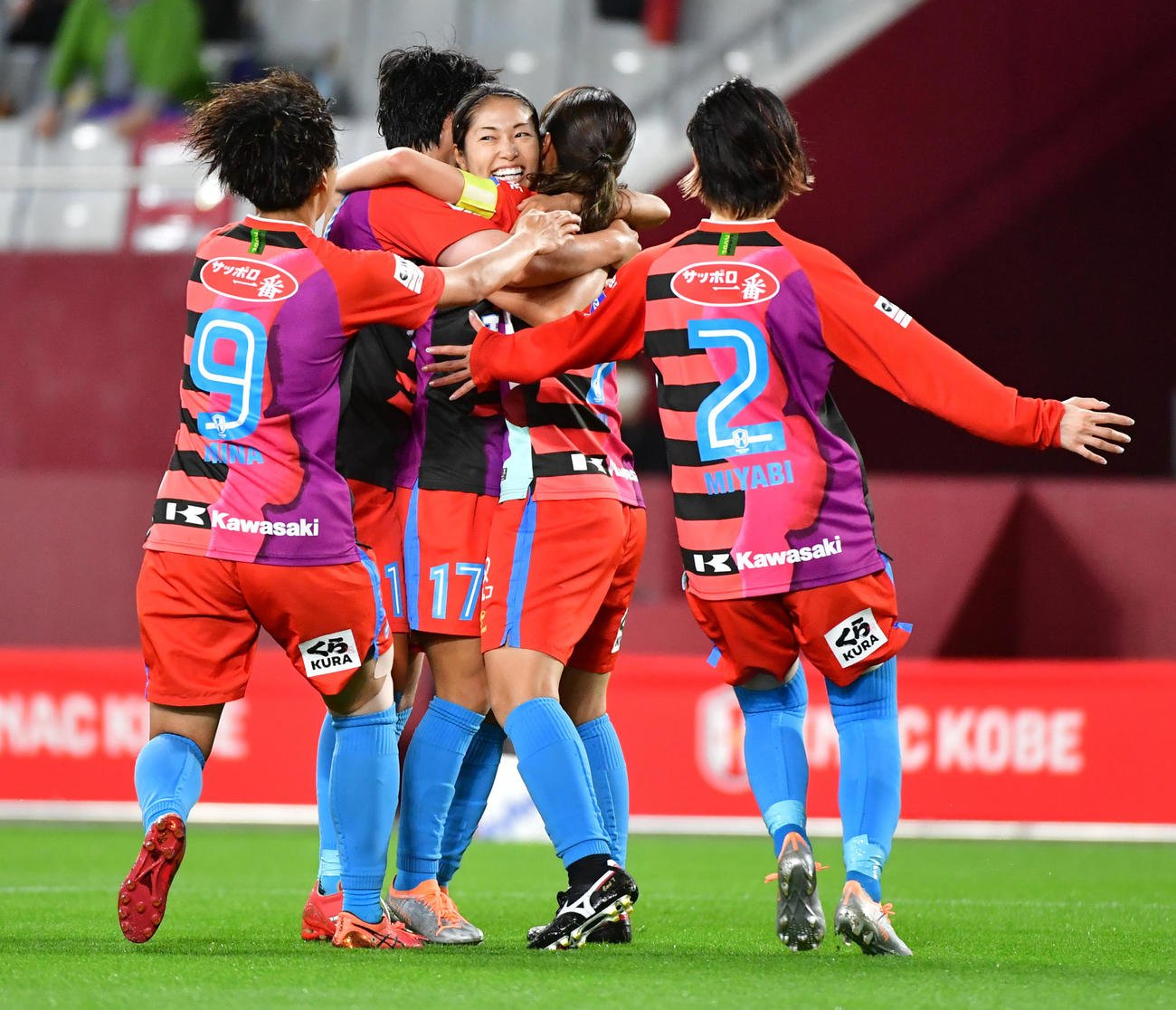 INAC神戸対広島レジーナ　前半、先制ゴールを決めたINAC神戸中島（右から2人目）と祝福する選手たち（撮影・清水貴仁）