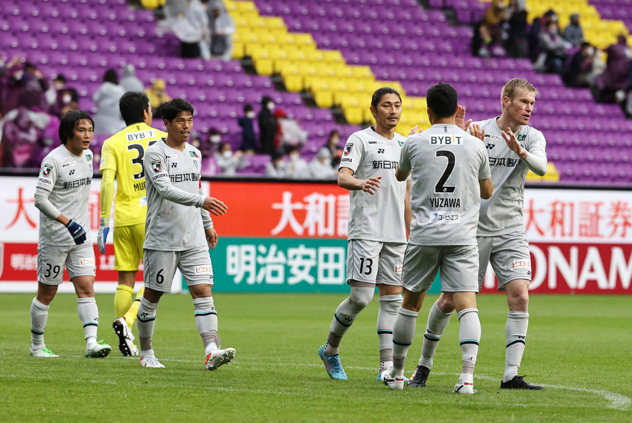 京都対福岡　　京都に勝利した福岡イレブンたち（撮影・加藤哉）