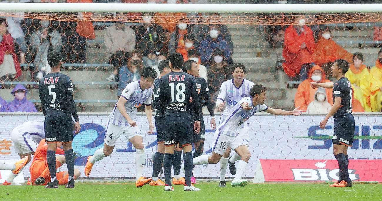 清水対広島　後半、ゴールを決め喜ぶ広島柏（右から2人目）（撮影・野上伸悟）