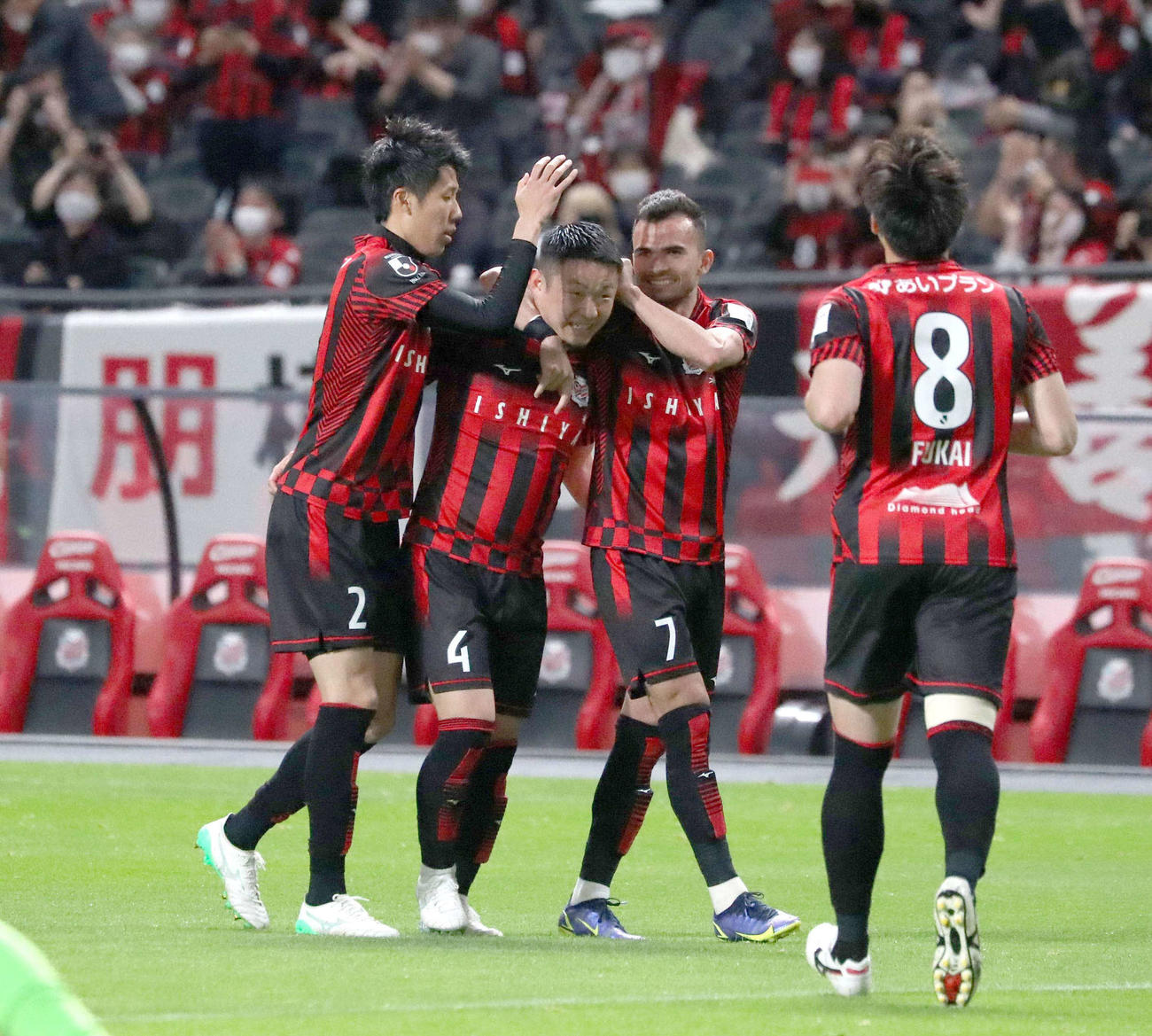 札幌対湘南　後半、ゴールを決めた札幌菅（左から2人目）は選手たちに祝福される（撮影・黒川智章）