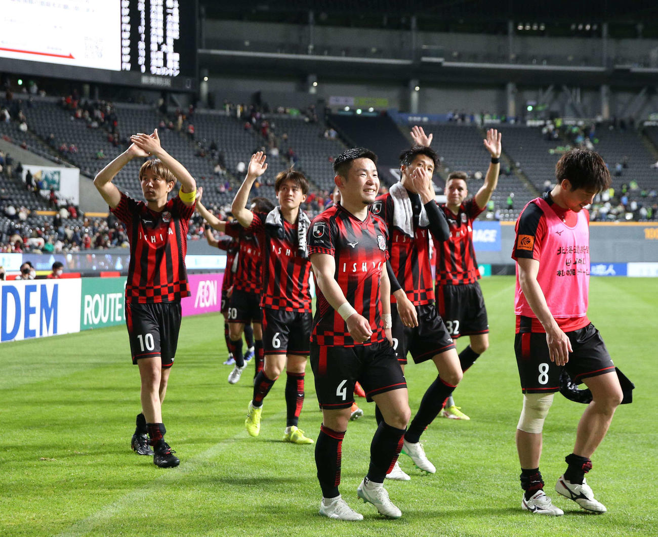 札幌対湘南　ホーム初勝利しサポーターに手を振る札幌の選手たち（撮影・黒川智章）