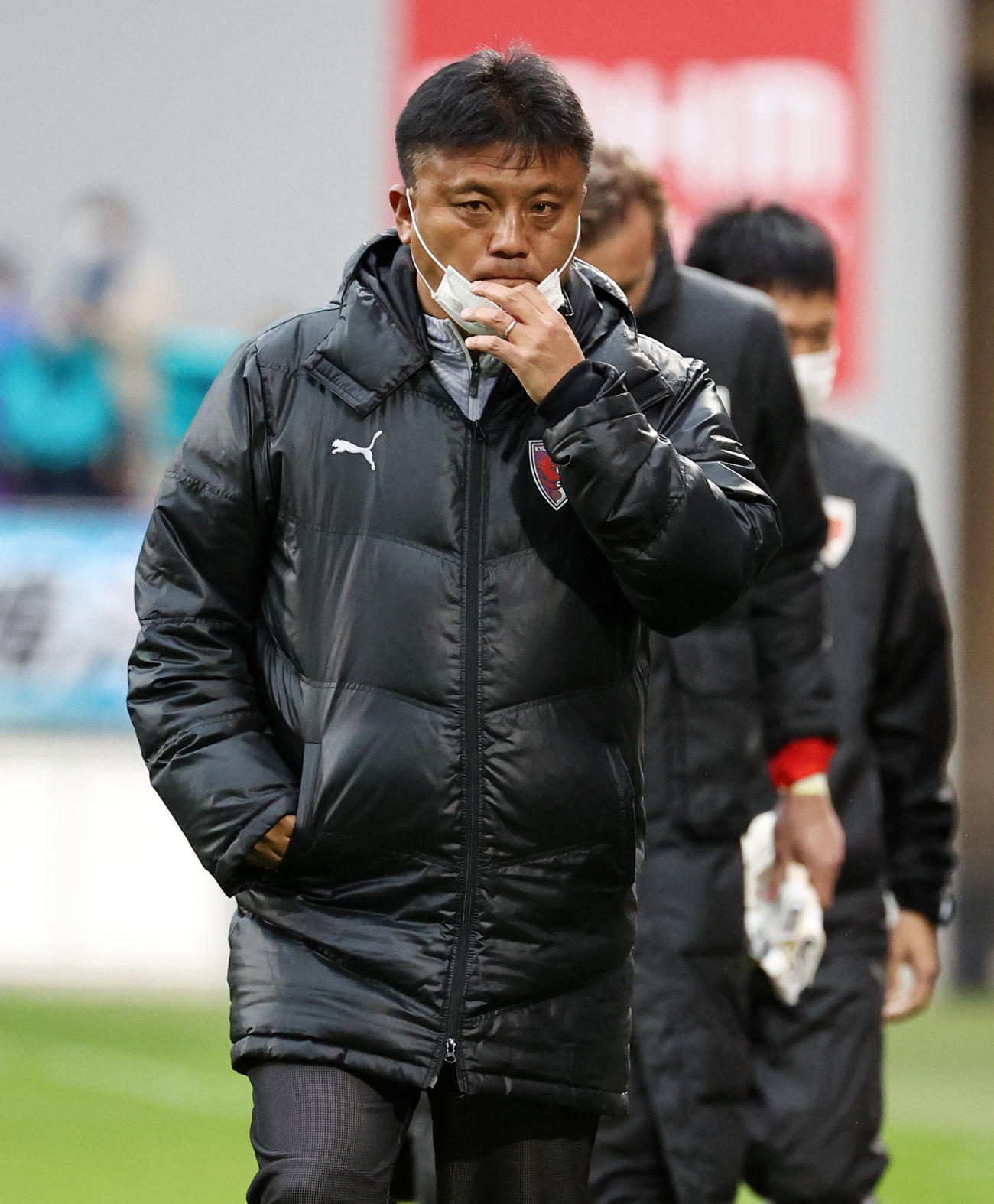 京都対福岡　福岡に敗れサポーターへあいさつに向かう京都の曹監督（撮影・加藤哉）
