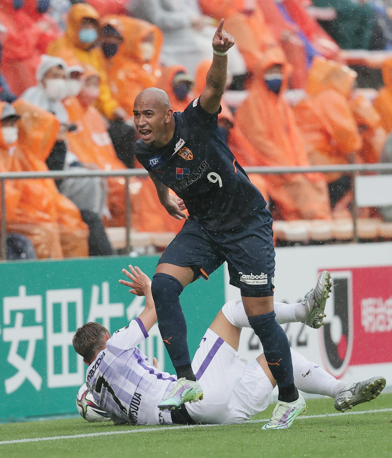 清水対広島　後半、広島野津田（左）と競り合う清水チアゴ・サンタナ（撮影・野上伸悟）