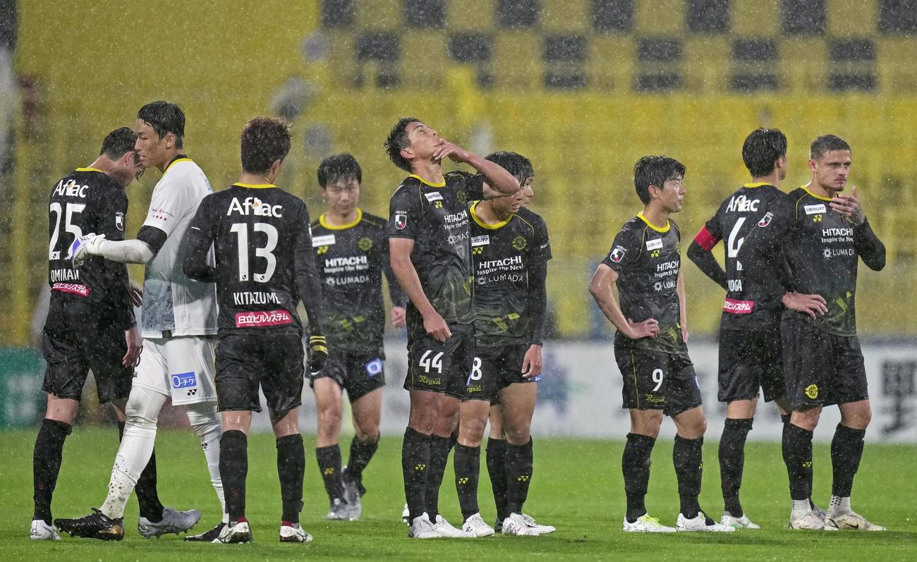 鳥栖戦後の柏イレブン。右から3人目は武藤＝三協Ｆ柏（共同）