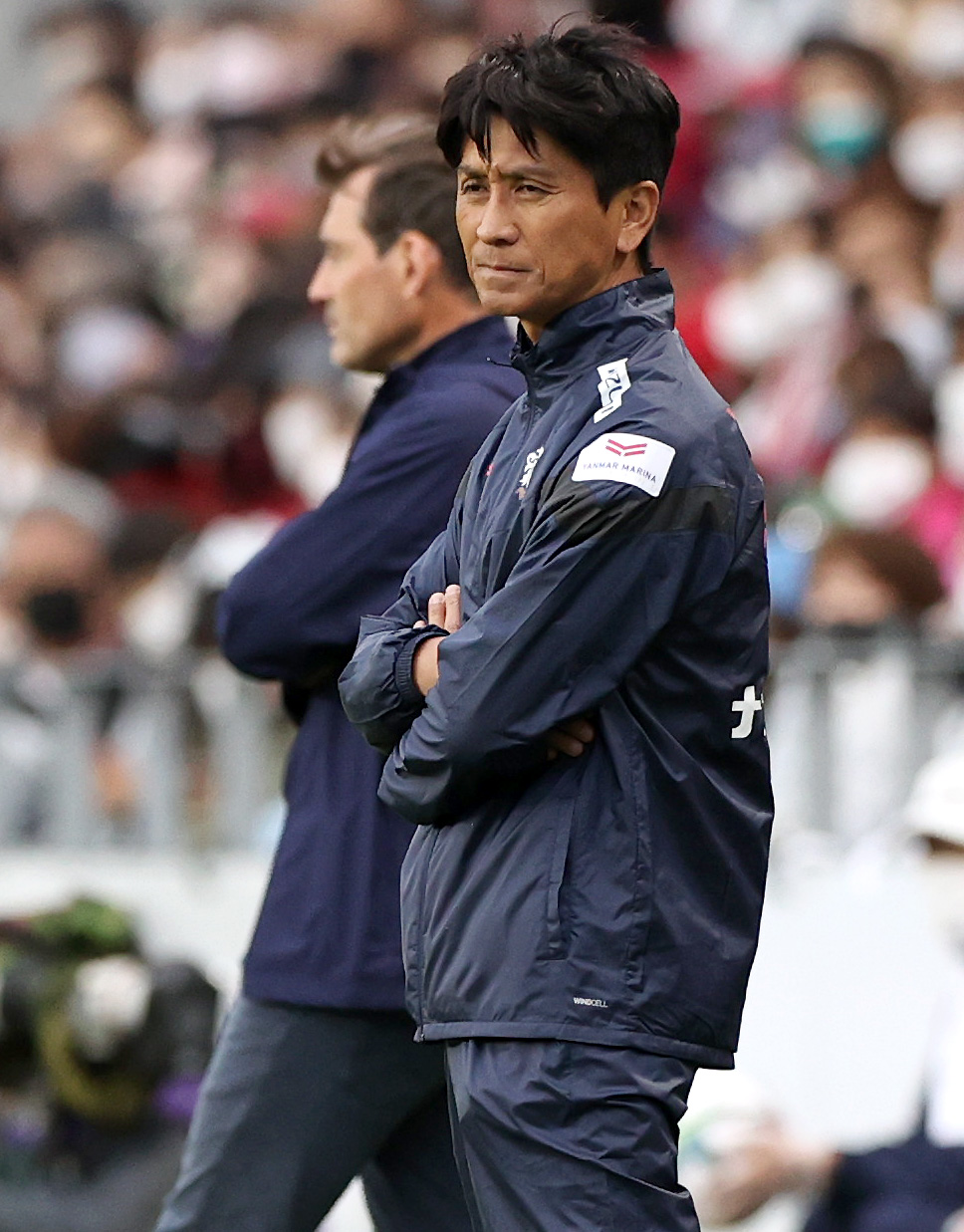 C大阪対鹿島　前半、C大阪小菊監督（手前）は鹿島に2失点し、渋い表情を見せる。奥は鹿島ヴァイラー監督（撮影・上山淳一）