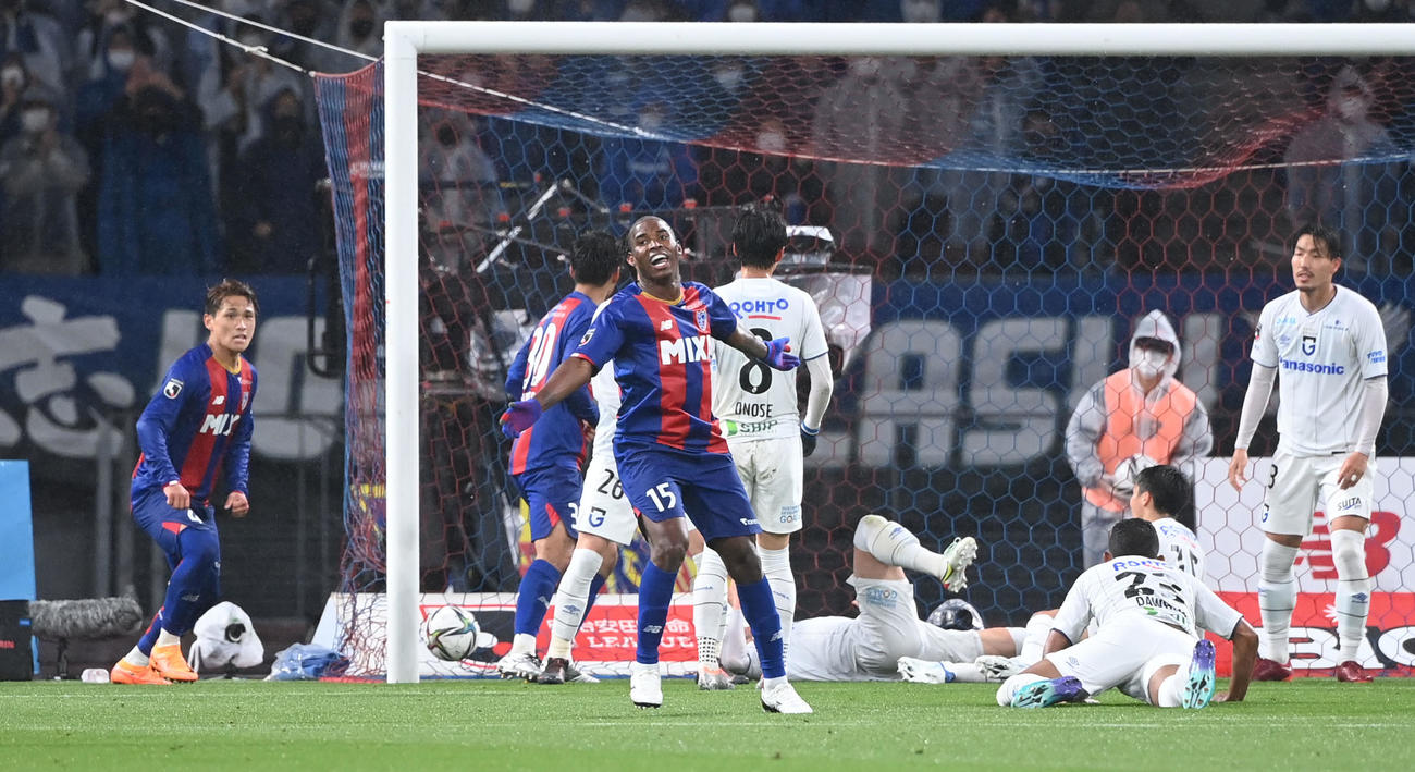 東京対G大阪　前半、先制点を決めて喜ぶ東京アダイウトン（手前）（撮影・山崎安昭）