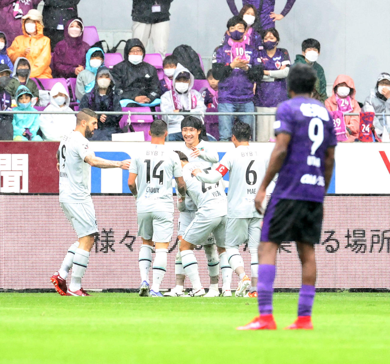京都対福岡　　前半、福岡の山岸が先制ゴールを決めイレブンと笑顔で抱き合った（撮影・加藤哉）