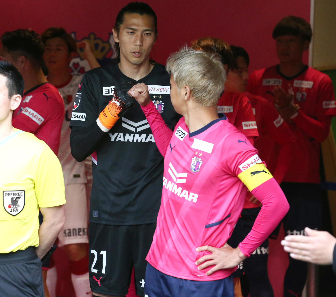 C大阪対鹿島　試合前、C大阪GKキム・ジンヒョン（後方）は清武とグータッチ（撮影・上山淳一）