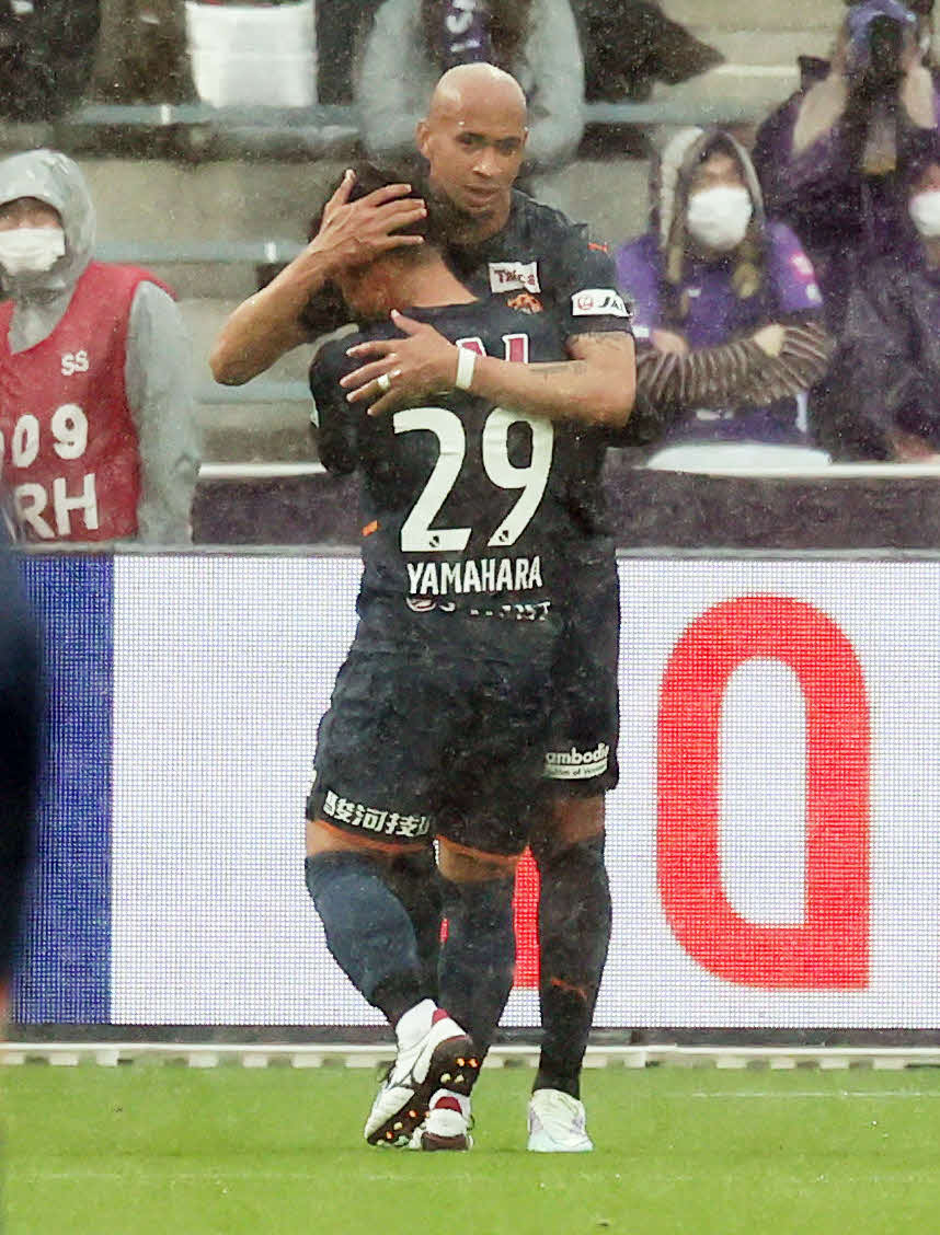 清水対広島　前半、先制ゴールを決め喜ぶ清水チアゴ・サンタナ（撮影・野上伸悟）