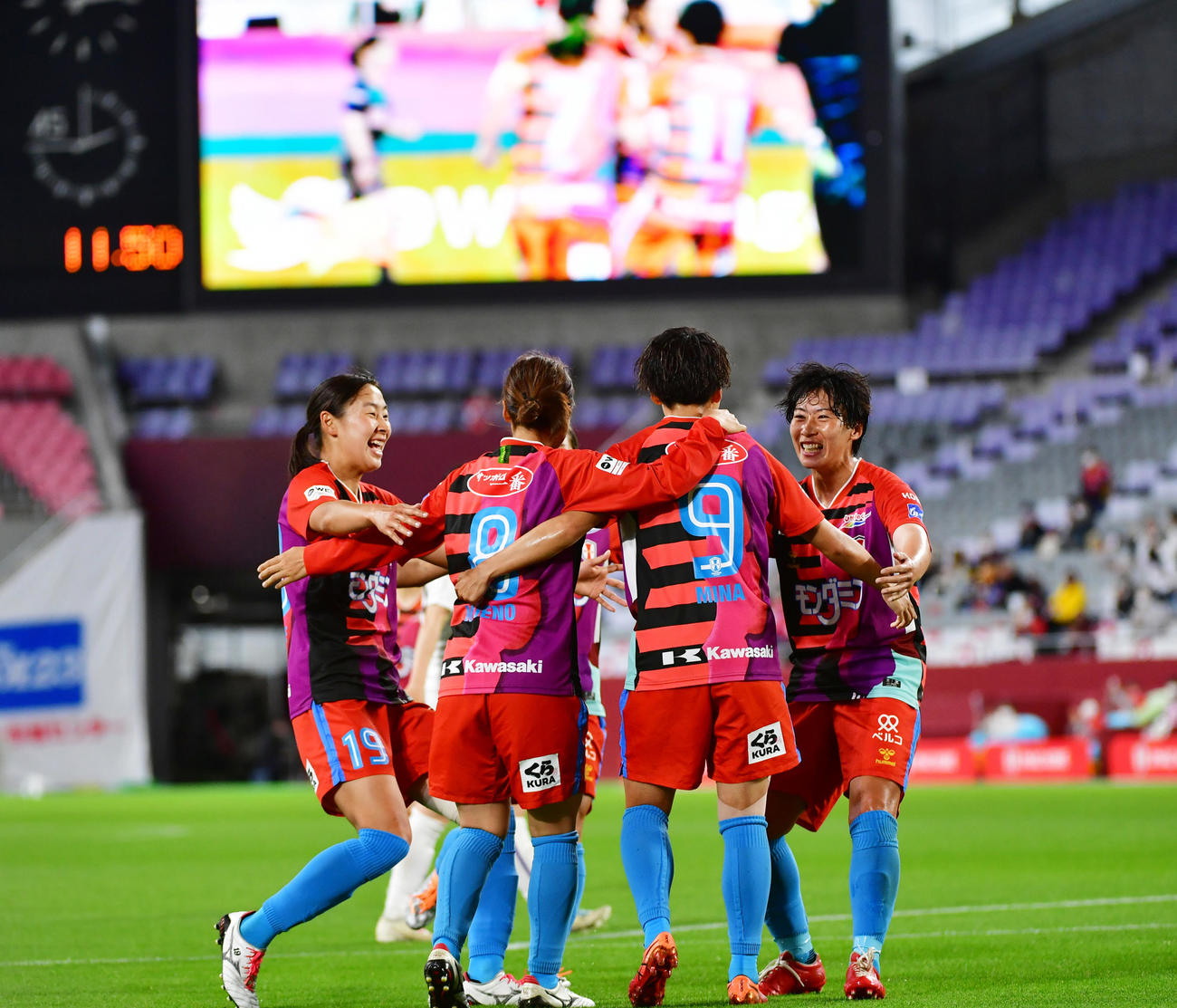 INAC神戸対広島レジーナ　前半、2点目のゴールを決めたINAC神戸田中美南（9）と喜ぶ選手たち（撮影・清水貴仁）