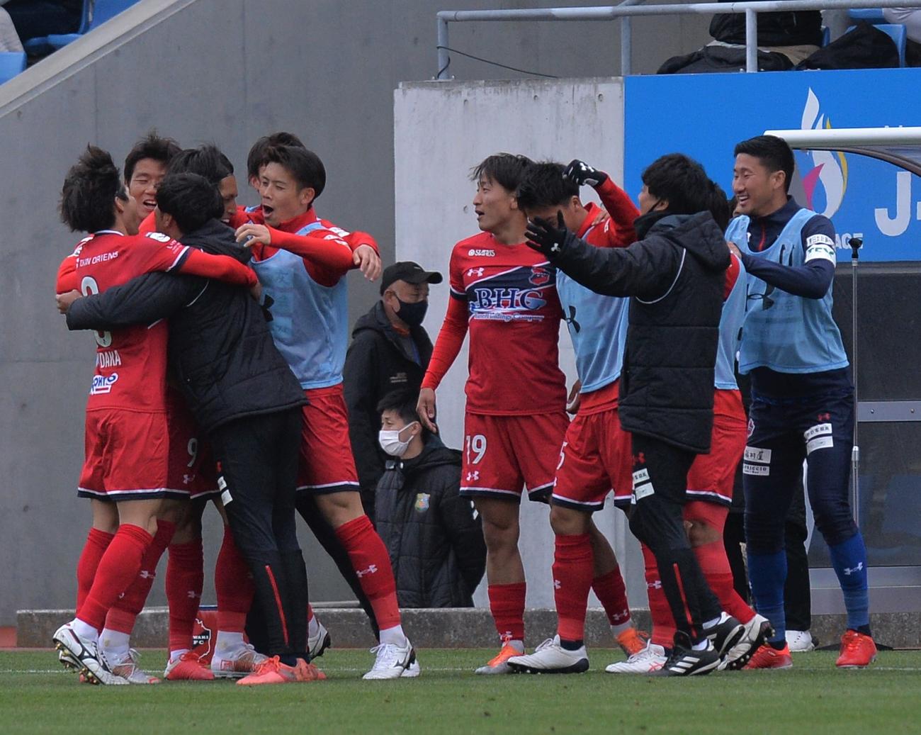 いわきFC対八戸　後半12分、逆転に成功し、笑顔を見せるいわきFCイレブン（撮影・佐藤究）