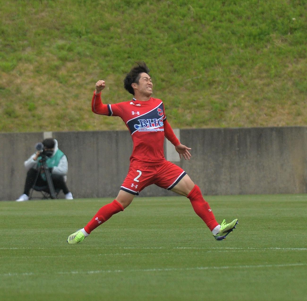 いわきFC対八戸　後半3分、同点ゴールを奪い、渾身のガッツポーズで喜びを爆発させるいわきFCのMF嵯峨（撮影・佐藤究）