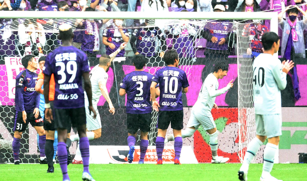 29日、京都対福岡　　福岡の山岸祐也が先制ゴールを決め笑顔で走り出す