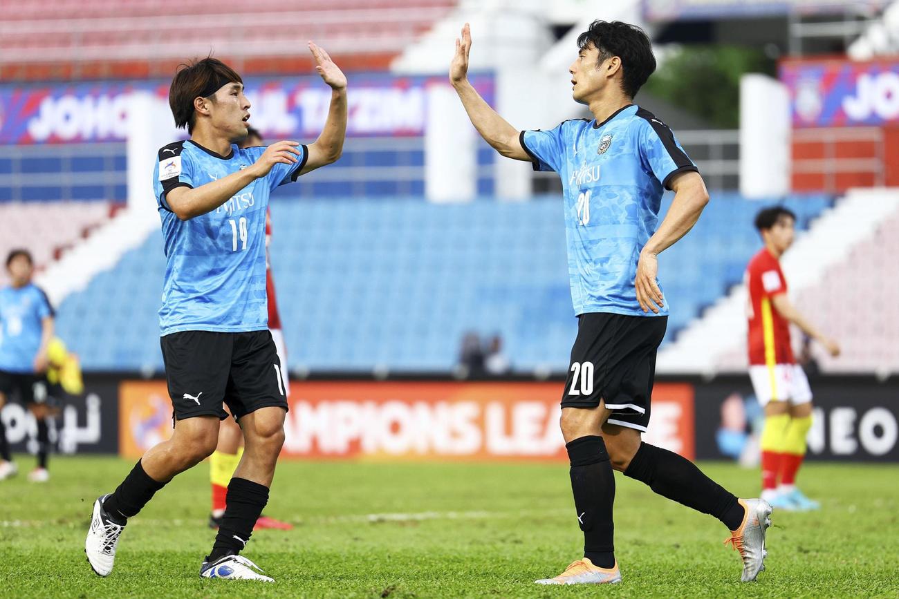広州FC戦の前半、先制ゴールを決め、遠野（左）とタッチを交わす川崎・知念（ゲッティ＝共同）