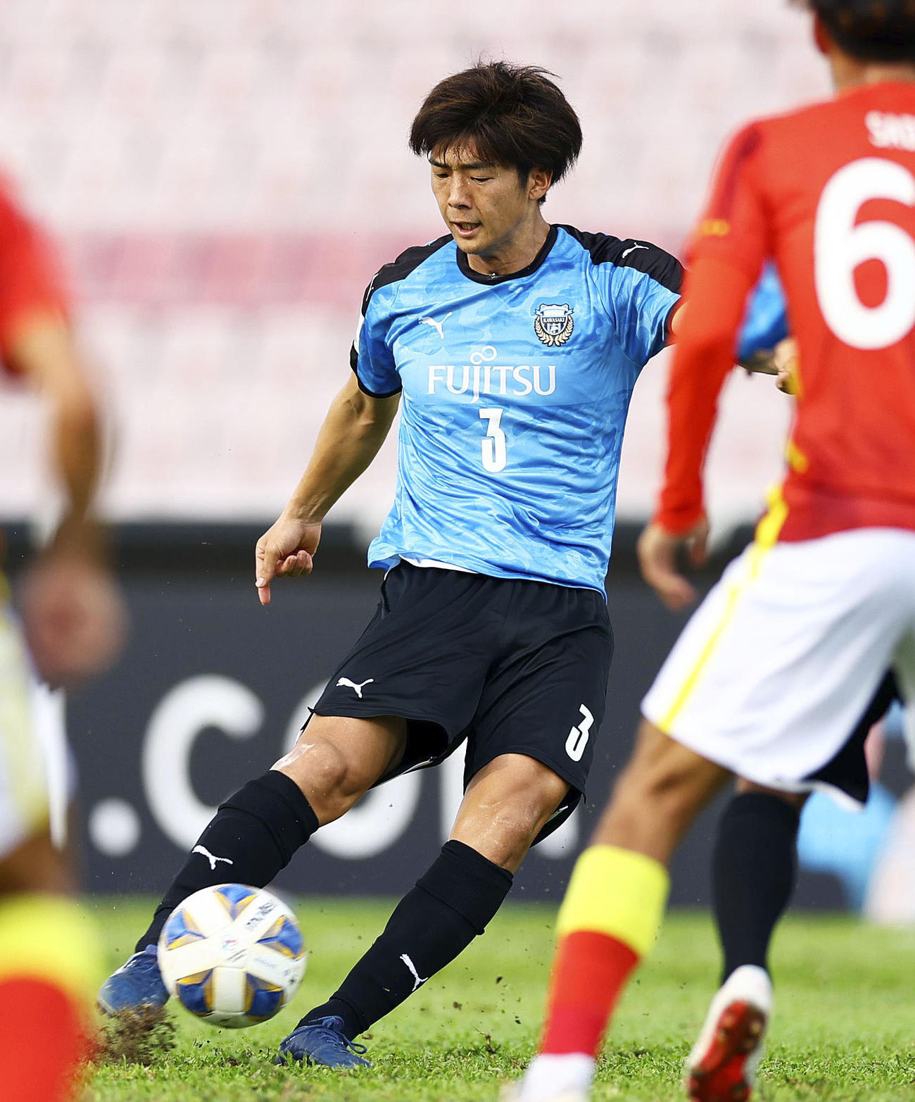 広州FC戦でゴールを狙う川崎・塚川（ゲッティ＝共同）