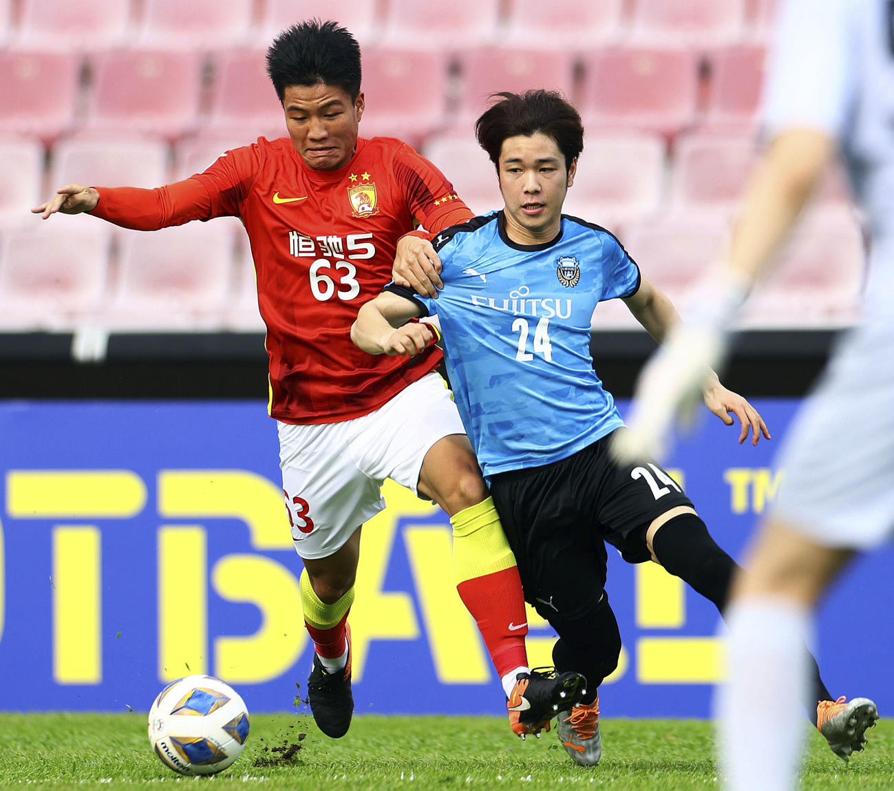 広州FC戦で競り合う川崎・宮城（ゲッティ＝共同）