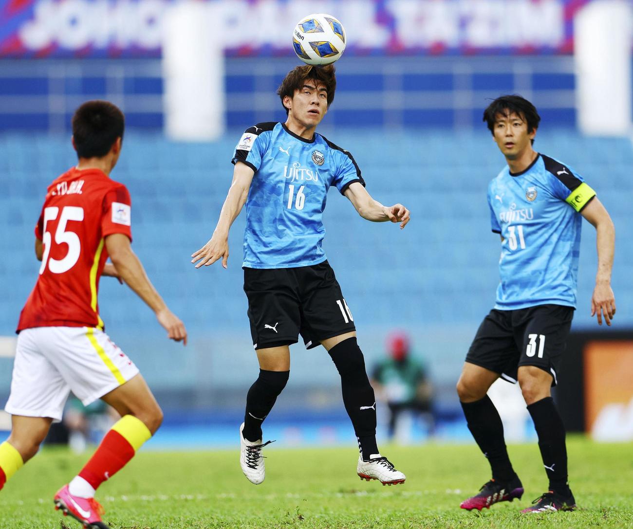 広州FC戦でヘディングする川崎・瀬古。右は山村（ゲッティ＝共同）
